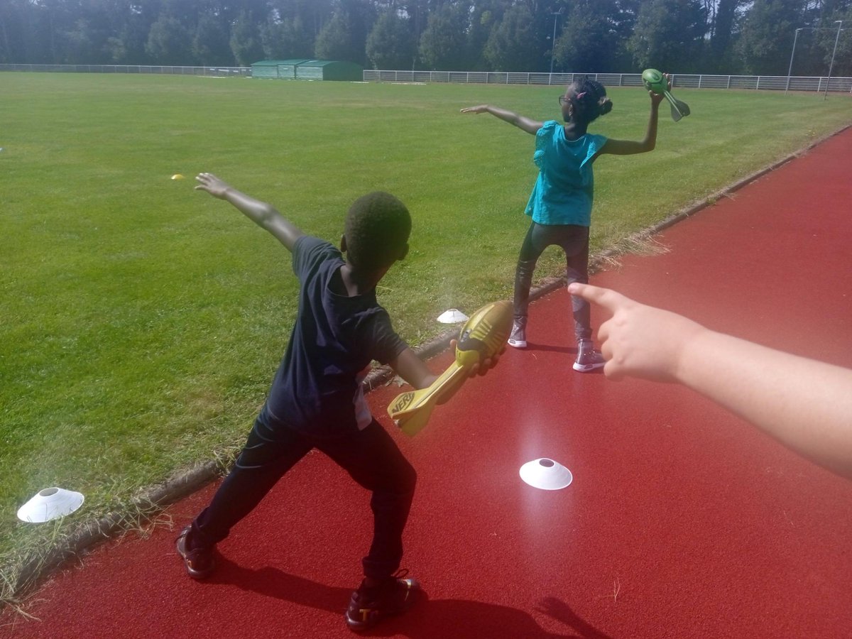 Quicray1's tweet photo. Reprise anticipée pour 15 élèves de CM1 de l'école du Bois du Château dans le cadre des vacances apprenantes 
Reprise des fondamentaux le matin et athlétisme en partenariat avec le LAC l'après -midi
Tout le groupe est très motivé ! https://t.co/iunXSmWGI8