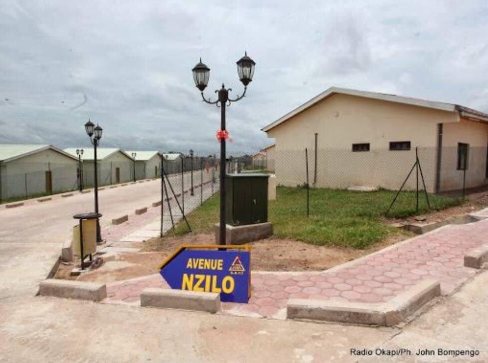 makoba_y's tweet image. CITÉ LAURENT DÉSIRÉ KABILA : UNE CITÉ POUR LES AGENTS DE LA SNEL CONSTRUITE SOUS #JOSEPH_KABILA 

 La cité Mzee Laurent Désiré Kabila destinée aux agents de la Société nationale d’électricité (Snel) à Kinsuka dans la commune de Mont Ngafula compte :

✅ Des maisons habitables
✅…