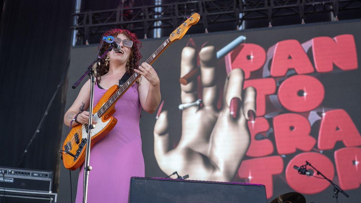 rockdelux's tweet photo. En el capítulo nacional, esta edición del @CanelaParty ha mantenido su línea punk-pop festiva, con habituales como Perro y @Biznaga77 o las incorporaciones al canelismo de @repionband, Los Yolos o @pantocratorbcn.

Crónica por @IsitaMona y @pepo_perez: https://t.co/afCidKoUU9 https://t.co/dhFGyRK6xL
