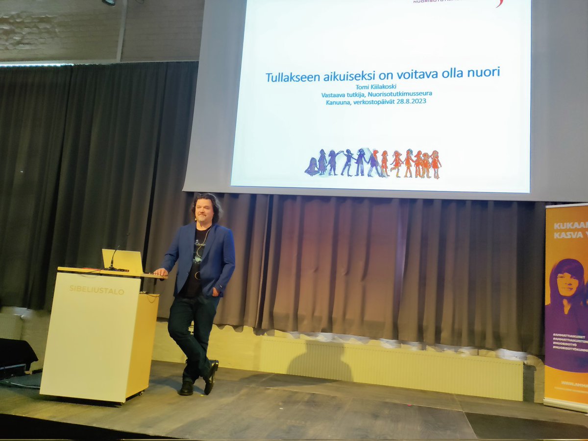 EilaKauppinen1's tweet photo. Nuorisotutkija Tomi Kiilakoski @Nuorisotutkimus pohtii #nuorisotyö tä kasvatuksena, nuorisotyön edellytyksiä ja päämääriä #kanuuna n verkostopäivillä. Punaisena lankana: nuori ja nuoret keskiössä, yhdessä nuorten kanssa ja nuori kasvaa ja kehittyy suhteessa muihin. https://t.co/gtFQ2dGf7Q