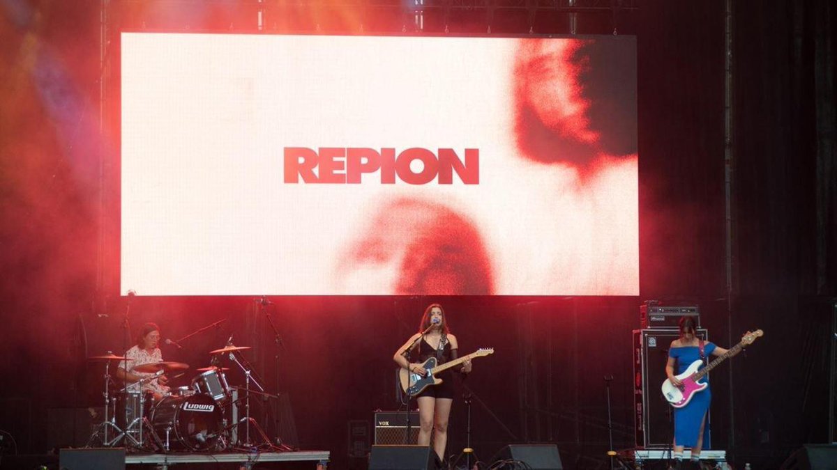 rockdelux's tweet photo. En el capítulo nacional, esta edición del @CanelaParty ha mantenido su línea punk-pop festiva, con habituales como Perro y @Biznaga77 o las incorporaciones al canelismo de @repionband, Los Yolos o @pantocratorbcn.

Crónica por @IsitaMona y @pepo_perez: https://t.co/afCidKoUU9 https://t.co/dhFGyRK6xL