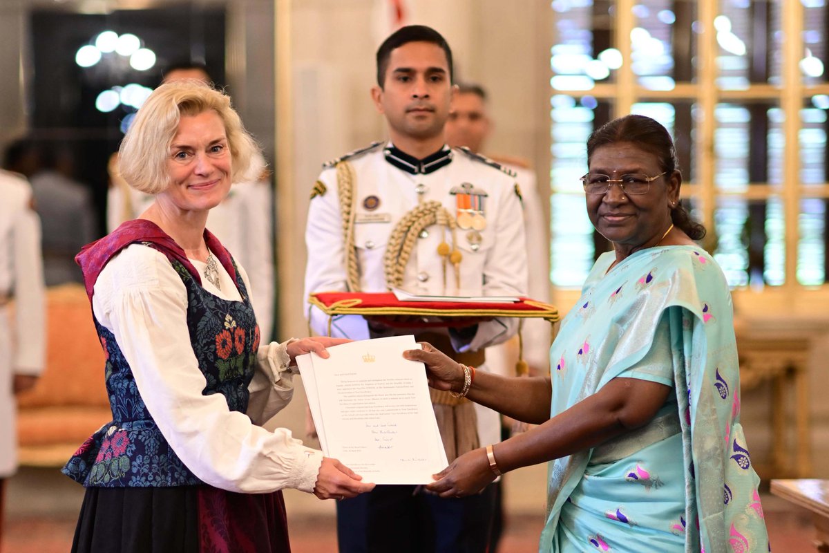 Delhi: Norway's New Ambassador to India May-Elin Stener @MayElinStener presents her credentials to Indian President. She was earlier Deputy Director General at the Norwegian Ministry of Foreign Affairs.