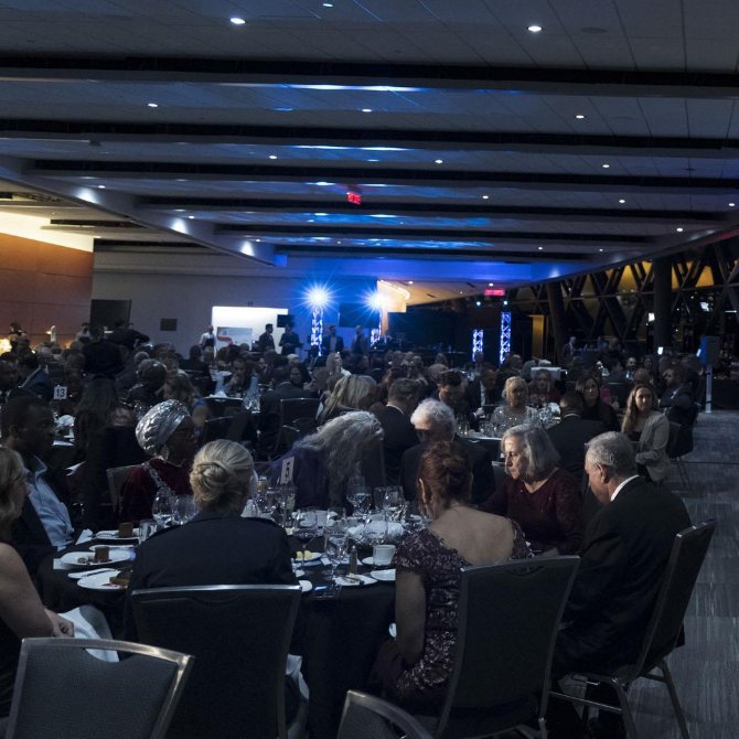 Ottawa Police Gala, a speaker and guests sitting at tables / Gala de la police d'Ottawa, un orateur et des invités assis à des tables