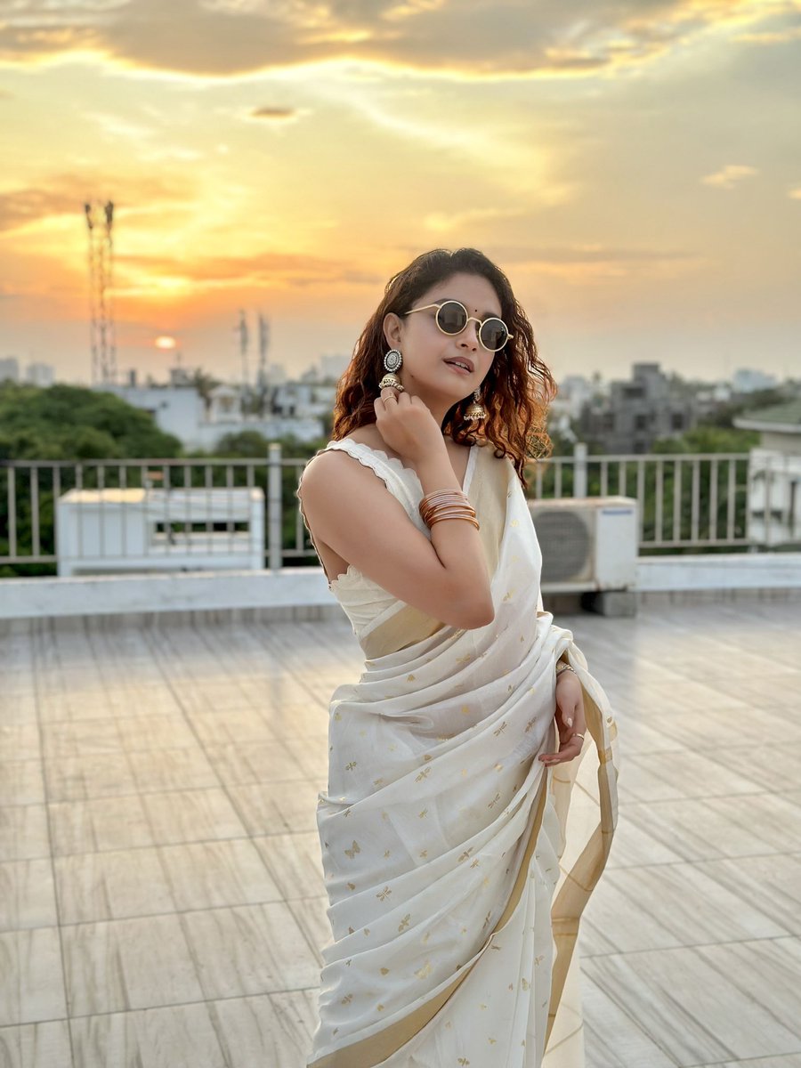 Catching the golden hour on Thiruvonam! 🌼✨

എല്ലാവർക്കും ഹൃദയം നിറഞ്ഞ ഓണാശംസകൾ! ❤️

#OnamVibes