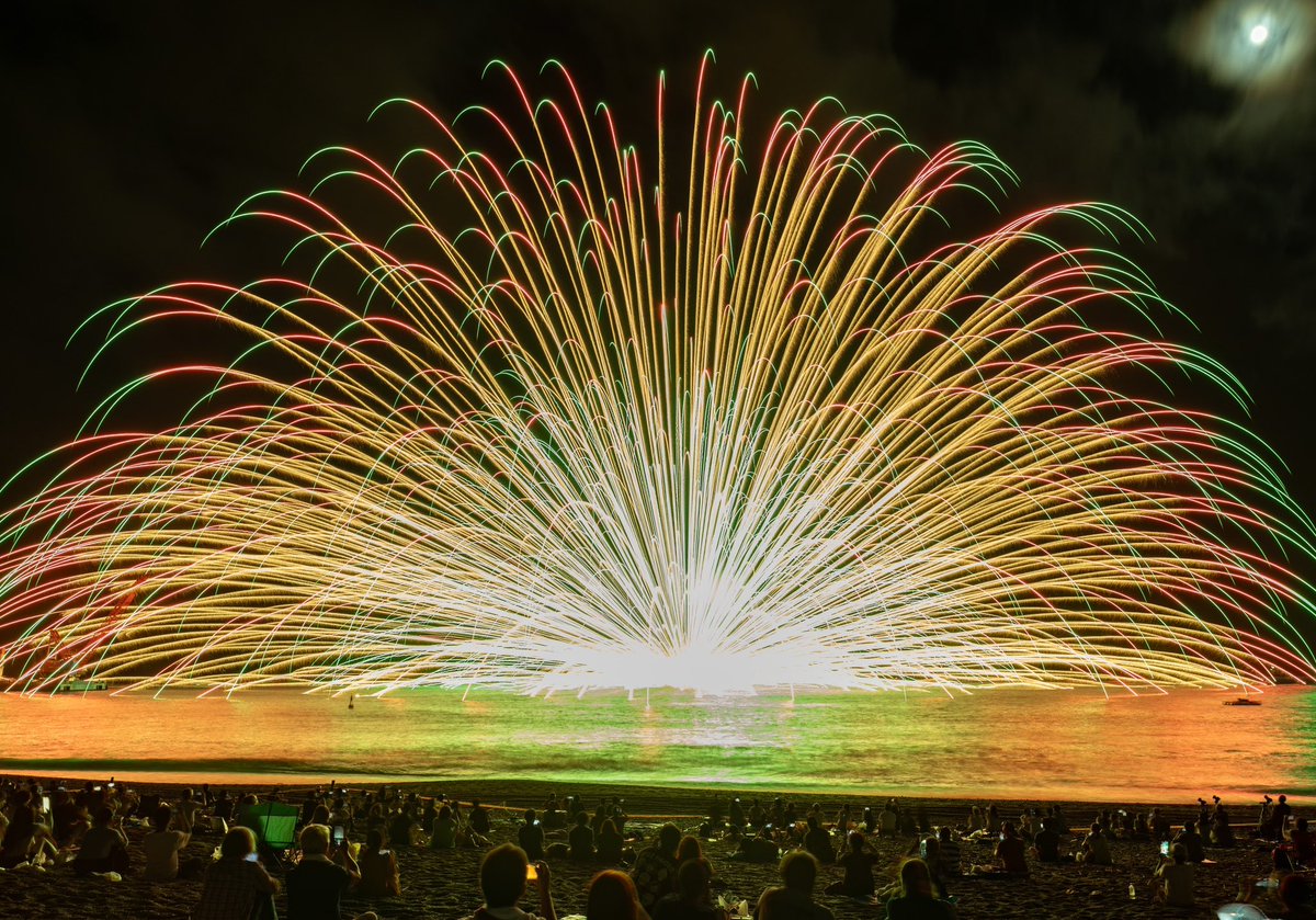 fugaemon's tweet photo. 熊野大花火大会の名物
彩色千輪菊と三尺玉海上自爆🎆

圧巻の爆音と美しい色合いに
感動しっぱなしでした✨ https://t.co/S6g8Aq8WJo