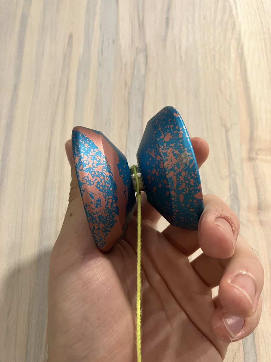 sami_krkr's tweet photo. このリム厚めのステップストレート形状、思ったより握り心地良いんだよな
66gあるのに持ってみるとそれより軽く感じると言うか

振った事ないけどシュガーに見た目は近い？
 #werrd
 #ヨーヨー https://t.co/5u5Rc4P1lo