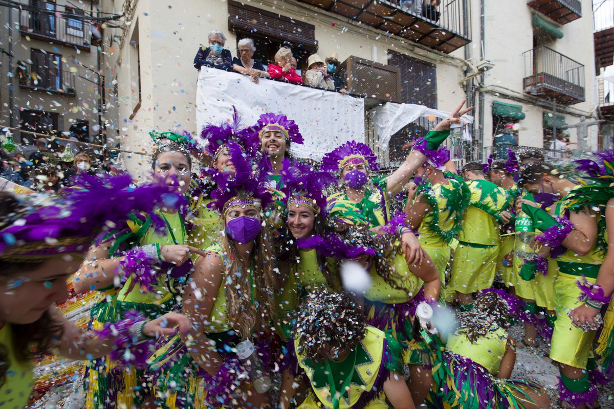 ajmorella's tweet photo. 🎉 La batalla de confeti apropa a més de 16.500 persones a #Morella per a arrancar l’any del 55 Sexenni
.
📆 El cap de setmana sencer va ser un èxit amb molta participació en tots els actes tradicionals i festius que inicien l’any sexennal
.
➡️ https://t.co/yGvLVyk6xo https://t.co/0CUGhW8pJq