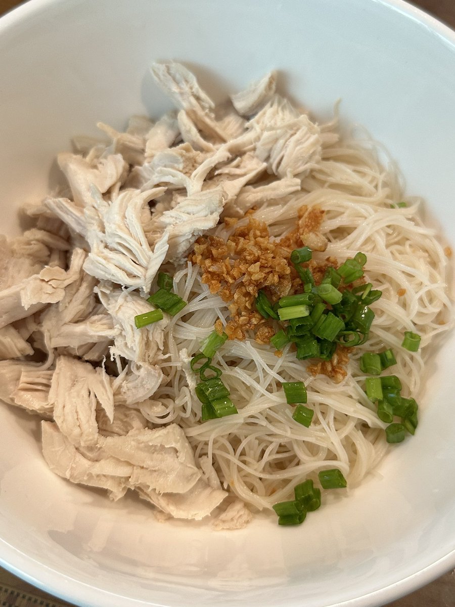 winsorawit's tweet image. ก๋วยเตี๋ยวไก่ฉีก🐔
เป็นสูตรที่ทำกินบ่อยมากกกก กินที่2ชามตลอดเลย แบบไม่ต้องปรุงเพิ่มแล้วอะอร่อยเลย👇🏻