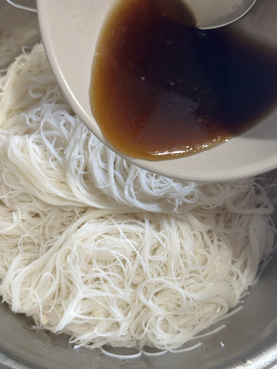 winsorawit's tweet image. ก๋วยเตี๋ยวไก่ฉีก🐔
เป็นสูตรที่ทำกินบ่อยมากกกก กินที่2ชามตลอดเลย แบบไม่ต้องปรุงเพิ่มแล้วอะอร่อยเลย👇🏻