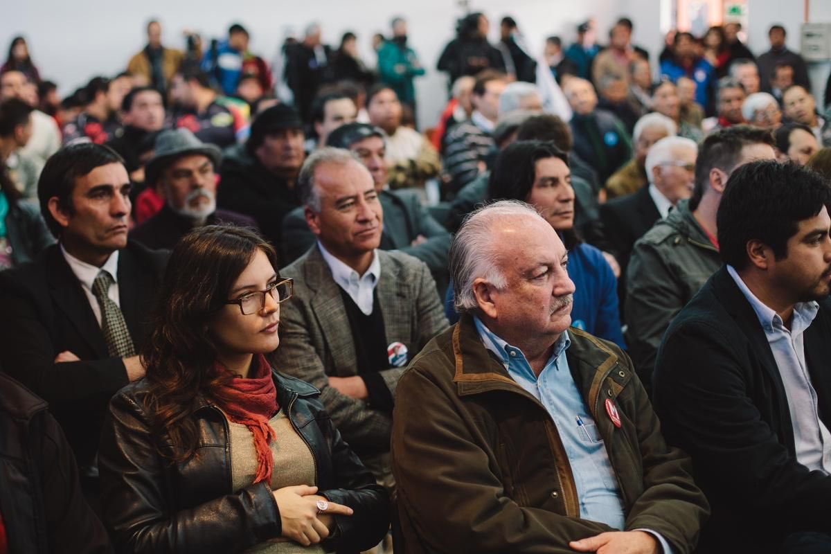 camila_vallejo's tweet photo. Hoy ha partido un imprescindible. Compañero Guillermo, luchador por la democracia, trabajador incansable para la construcción de un Chile más justo y digno, hombre de pocas, pero certeras palabras. Nos enseñaste con generosidad la importancia del trabajo diario y la humildad para hacer cada tarea. Abriste las puertas para que el pueblo de Chile pudiera avanzar con la cabeza en alto, siempre creyendo en las nuevas generaciones y su rol transformador.

Abraza hoy la eternidad, compañero. Que su partida nos llene de fuerza para continuar la senda de una sociedad más justa.
Su legado de trabajo, diálogo y lealtad está más presente que nunca. 

Compañero Guillermo Teillier, gracias. Honor y Gloria.