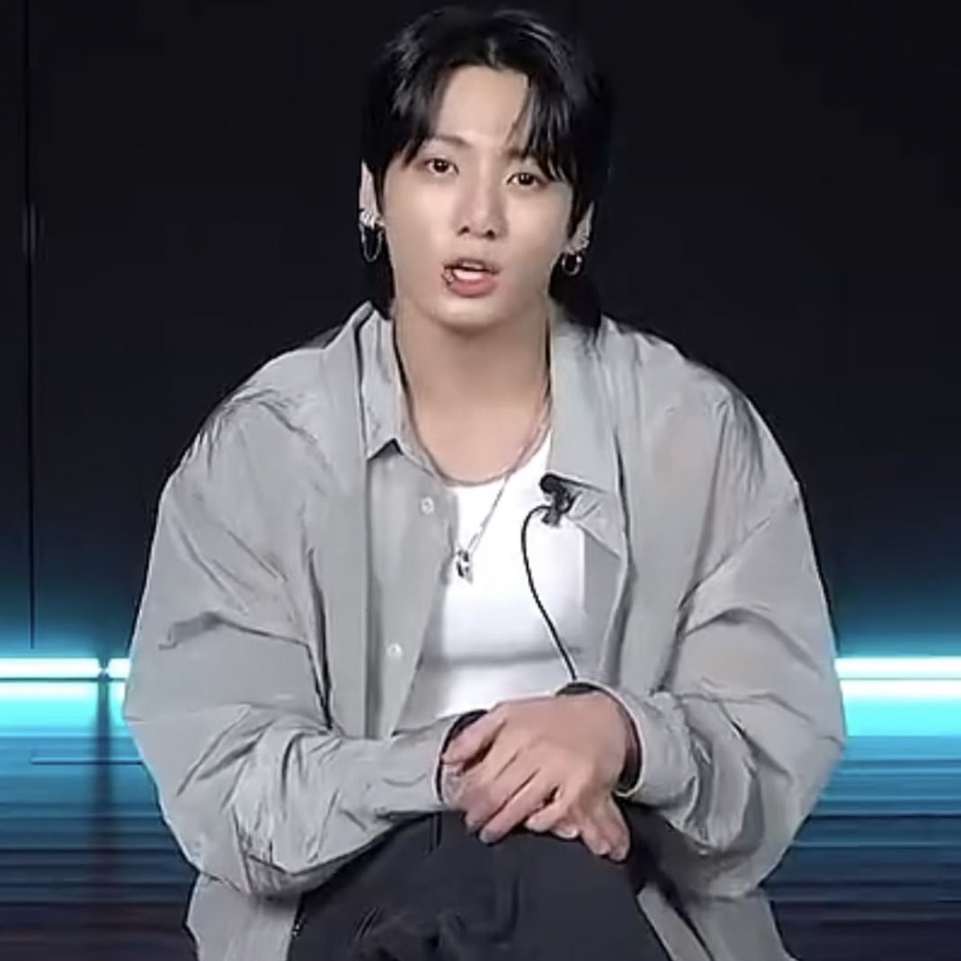 Kmedia_BTS's tweet photo. — RESUMEN DEL LISTENING PARTY DE #JUNGKOOK EN STATIONHEAD.

🐰: Son las 9:36. Pero tengo que irme a las 10 en punto porque tengo otras cosas después de esto.

🐰: ¡Todos! Estoy a punto de estar muy, muy ocupado. Ya me estoy poniendo nervioso. [+] https://t.co/RxRU3NQsPj
