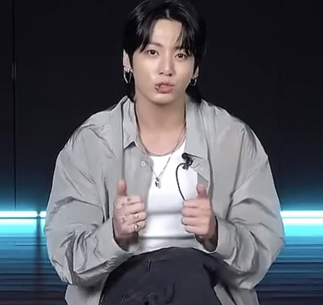 Kmedia_BTS's tweet photo. — RESUMEN DEL LISTENING PARTY DE #JUNGKOOK EN STATIONHEAD.

🐰: Son las 9:36. Pero tengo que irme a las 10 en punto porque tengo otras cosas después de esto.

🐰: ¡Todos! Estoy a punto de estar muy, muy ocupado. Ya me estoy poniendo nervioso. [+] https://t.co/RxRU3NQsPj