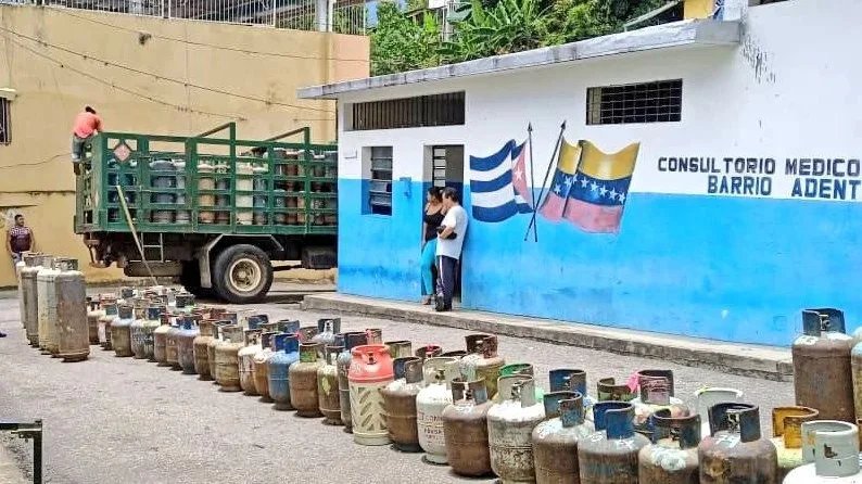 GobTrujillo's tweet photo. Deinterés 📣|| Gobierno Bolivariano de Trujillo sigue garantizando, a través de @trujillogascomunal el servicio de gas por cilindros y a granel a las comunidades del estado.
#PuebloRompeCensura https://t.co/7an7DxDdln