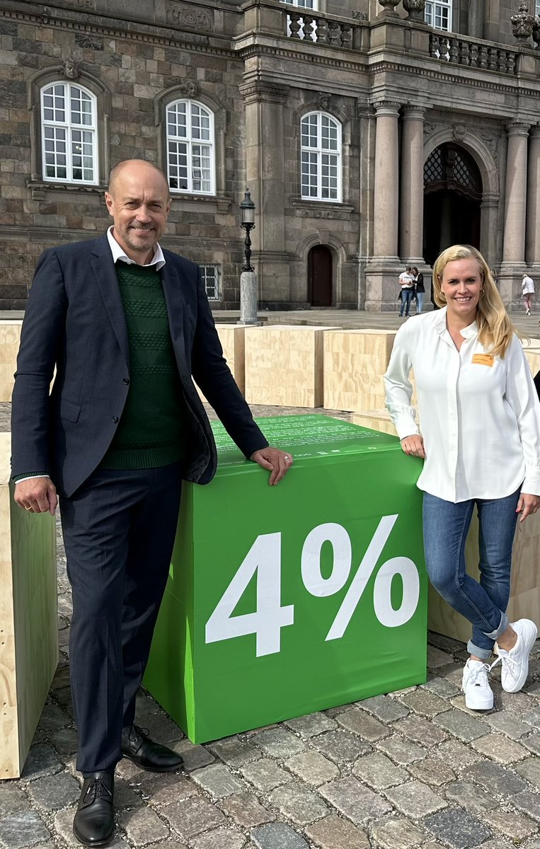 Danmark er 4 % cirkulært. Vi forbruger hver især 24,5 tons jomfruelige materialer om året. @MagnusHeunicke tog idag imod Circularity Gap Report, og lover bindende kvantitative nationale og europæiske mål. Det er et godt sted at starte. #dkgreen