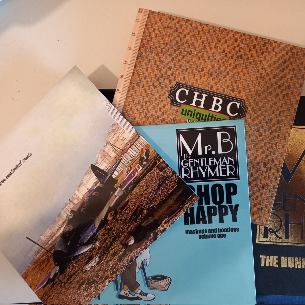 Roy_Coy's tweet photo. Well, just look what's arrived... Cheers, Mr B! @gentlemanrhymer #chaphop #hunkerdowntrilogy https://t.co/rBw6ebYamX
