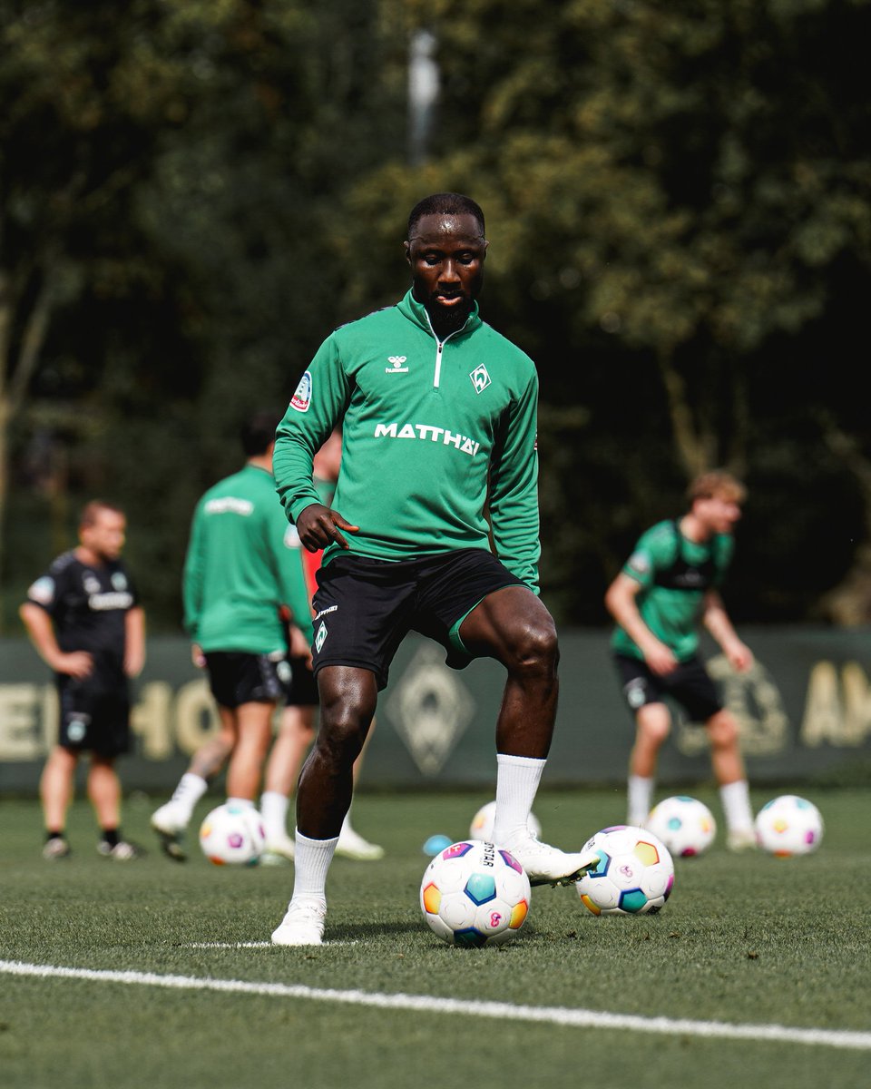 werderbremen's tweet photo. Schön, euch wieder mit der Mannschaft auf dem Platz zu sehen, Naby und Felix! 🙌⚽

#Werder | #Keïta #Agu https://t.co/ry1mEYO4RM