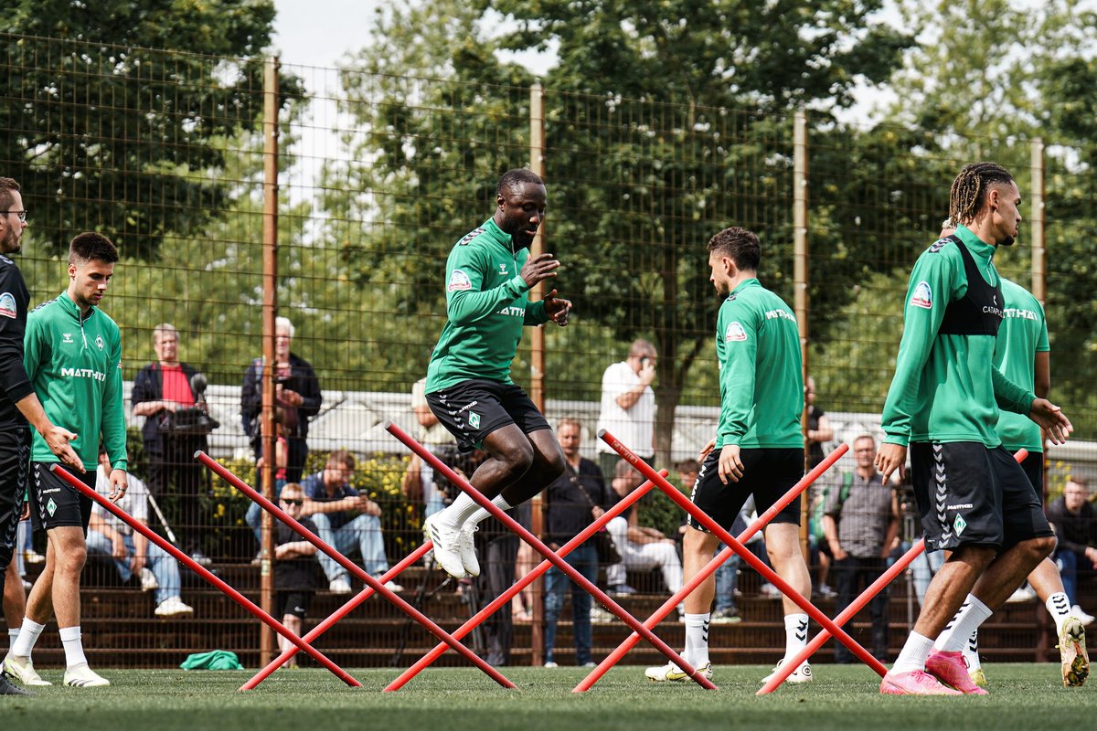 werderbremen's tweet photo. Schön, euch wieder mit der Mannschaft auf dem Platz zu sehen, Naby und Felix! 🙌⚽

#Werder | #Keïta #Agu https://t.co/ry1mEYO4RM
