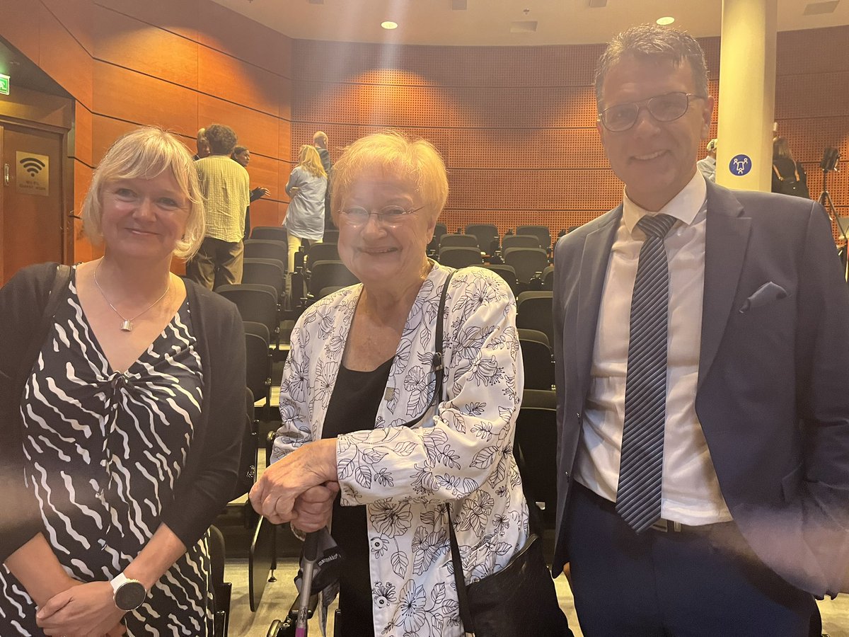 Suuri kunnia kun presidentti Halonen osallistui tänään Sitran web 3.0 tilaisuuteen.  Tässä keskustellaan aiheesta <a href="/K_Galleria/">Kansallisgalleria – Finnish National Gallery</a> <a href="/KimmoLev/">Kimmo Levä</a> ja <a href="/SitraFund/">Sitra</a> <a href="/HeleMustikainen/">Helena Mustikainen</a> kanssa