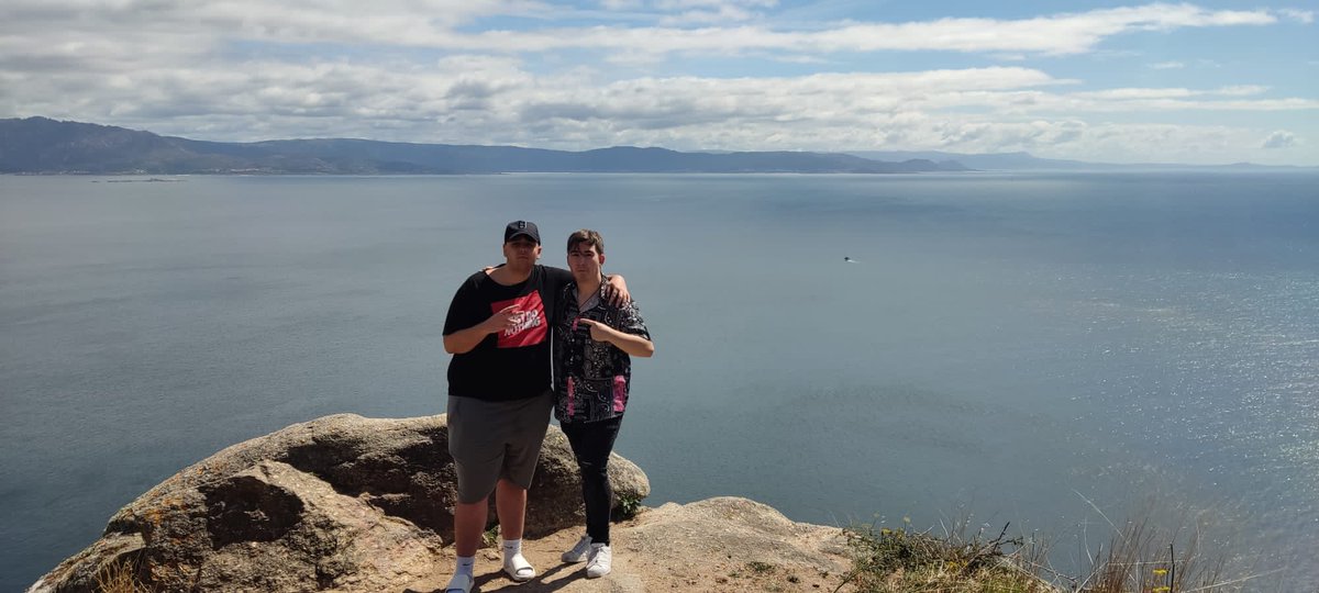 Dee (panch) tweet media