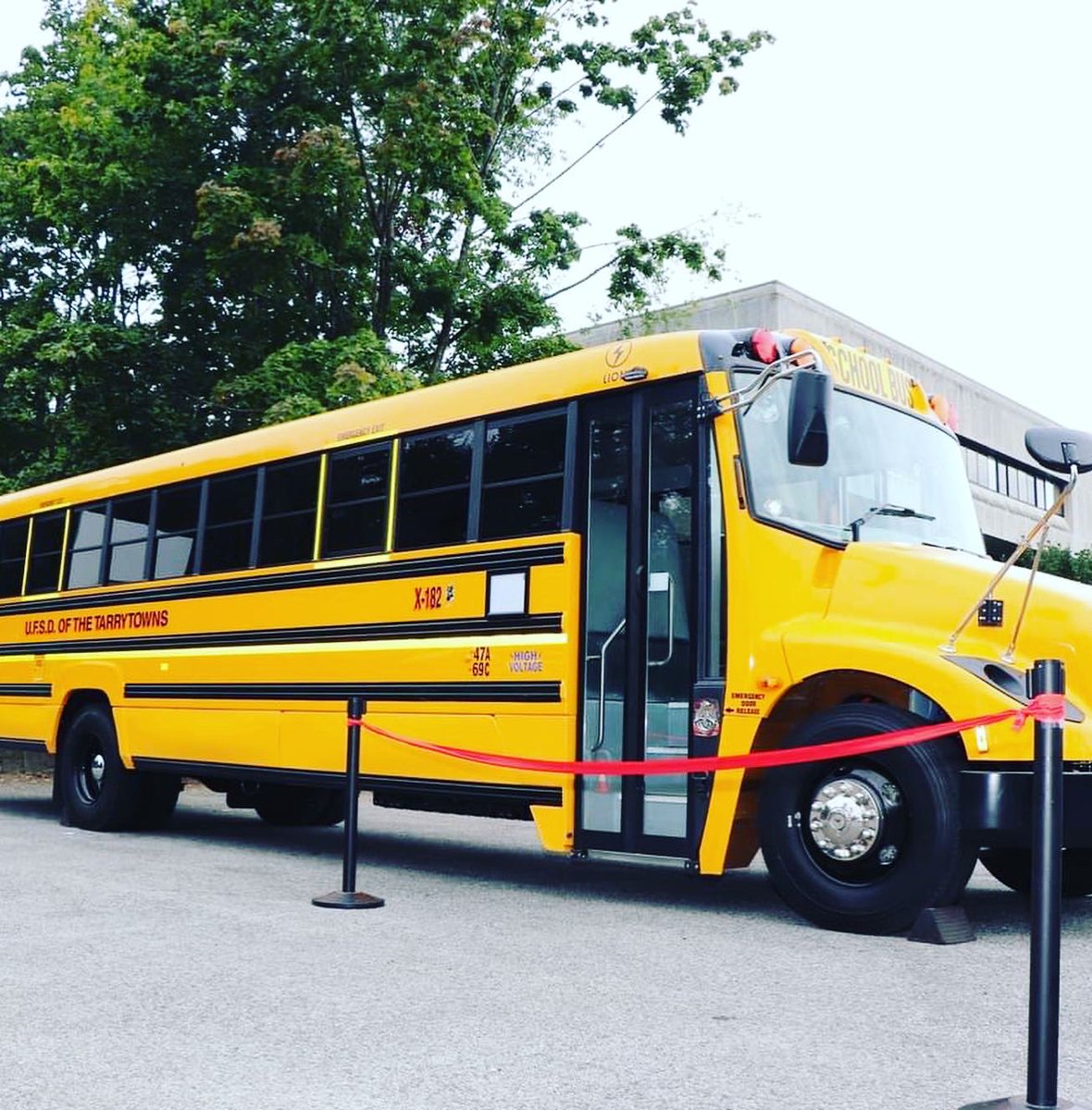 Woo hoo!! Tarrytown’s first #electricschoolbus is here! ⚡️🚌❤️We’re so grateful for everyone’s hard work to make this happen for a healthier and greener ride for our kids!❤️🌎 THANK YOU to @ufsdtarrytowns @TomAbinanti and all the @MothersOutFront @mothersoutfrontny volunteers.