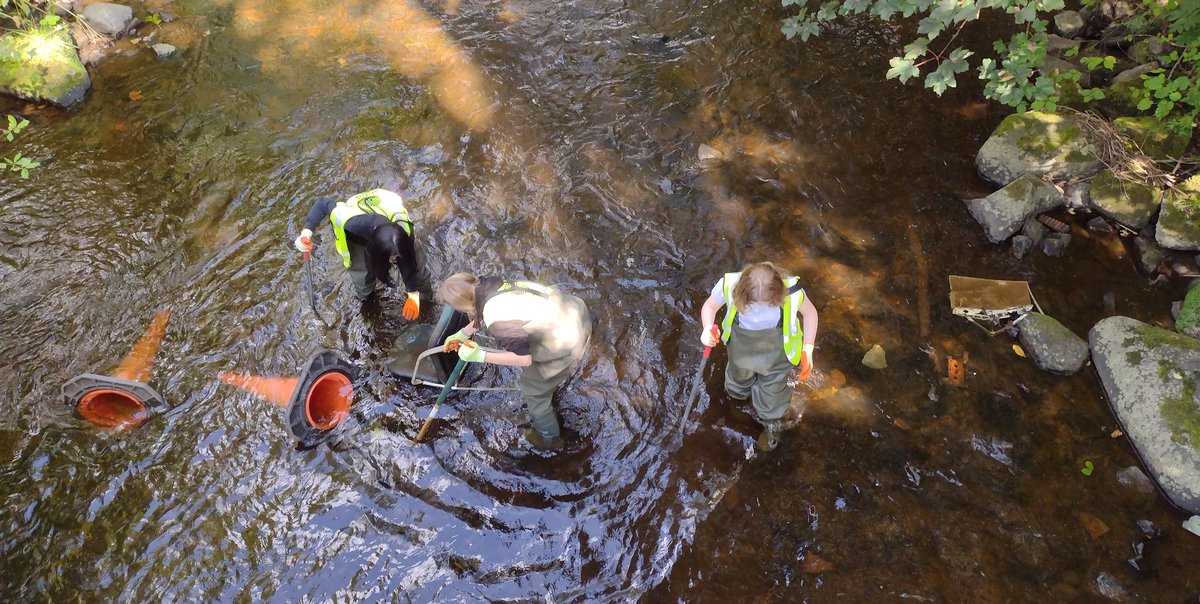 WOLCT's tweet photo. A short and sharp session with pupils from @BalernoHS today both on the banks and in the river.

Eight bags of plastic waste from the banks removed, whilst several donned waders to recover traffic cones, chairs and a computer monitor.

@Edinburgh_CC @KSBScotland #upstreambattle https://t.co/58Eazq9imb