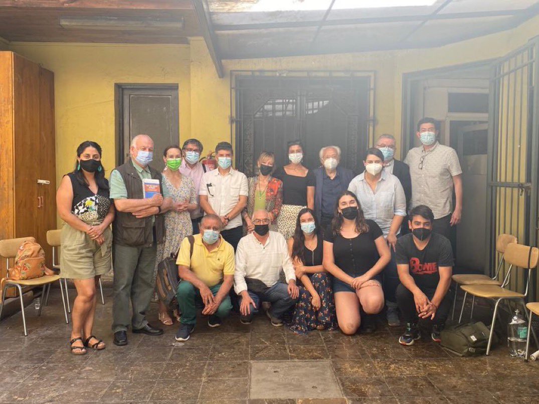 La Comunidad por la Dignidad, tuvo el honor de ser fundadora de la coalición AprueboDignidad.
Queremos expresar nuestras condolencias al <a href="/PCdeChile/">Partido Comunista de Chile</a> por la partida del compañero Guillermo Teillier. Un imprescindible! 🌹
(Primeras reuniones de AprueboDignidad)