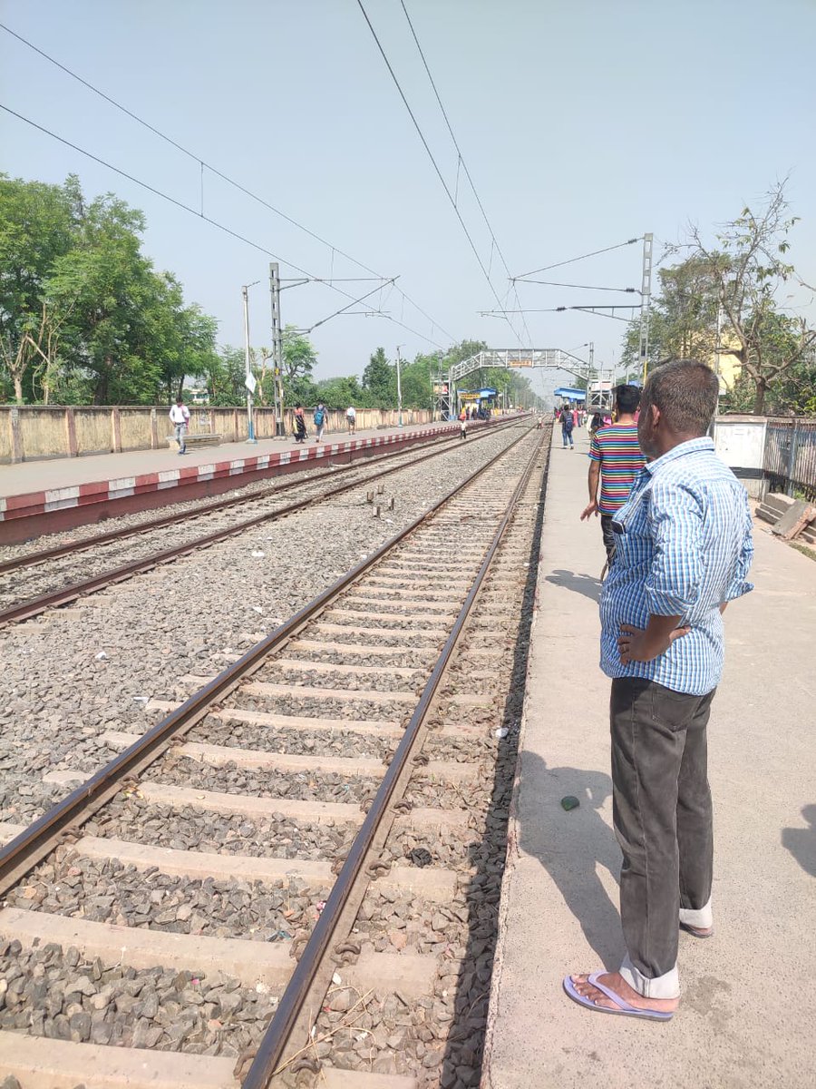 AkashHo18995095's tweet photo. Bhagwangola (BQG) Category NSG5
Happy Journey means:
1. Enough shed
2. Purified water
3. Double ticket counter
4. 24 hours open toilet
5. ATVM
6. Seating arrangements
7. Electric fans
8.Over bridge shed
9.Enough lights during night
10.Fixed price vehicle garage
#NeedsDevelopment. https://t.co/RorZs2F3Aw