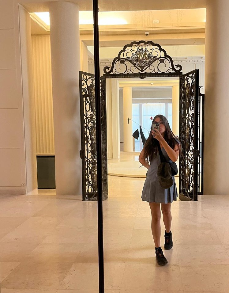 Ne yerdeyim ne gökte, sergilerdeyim