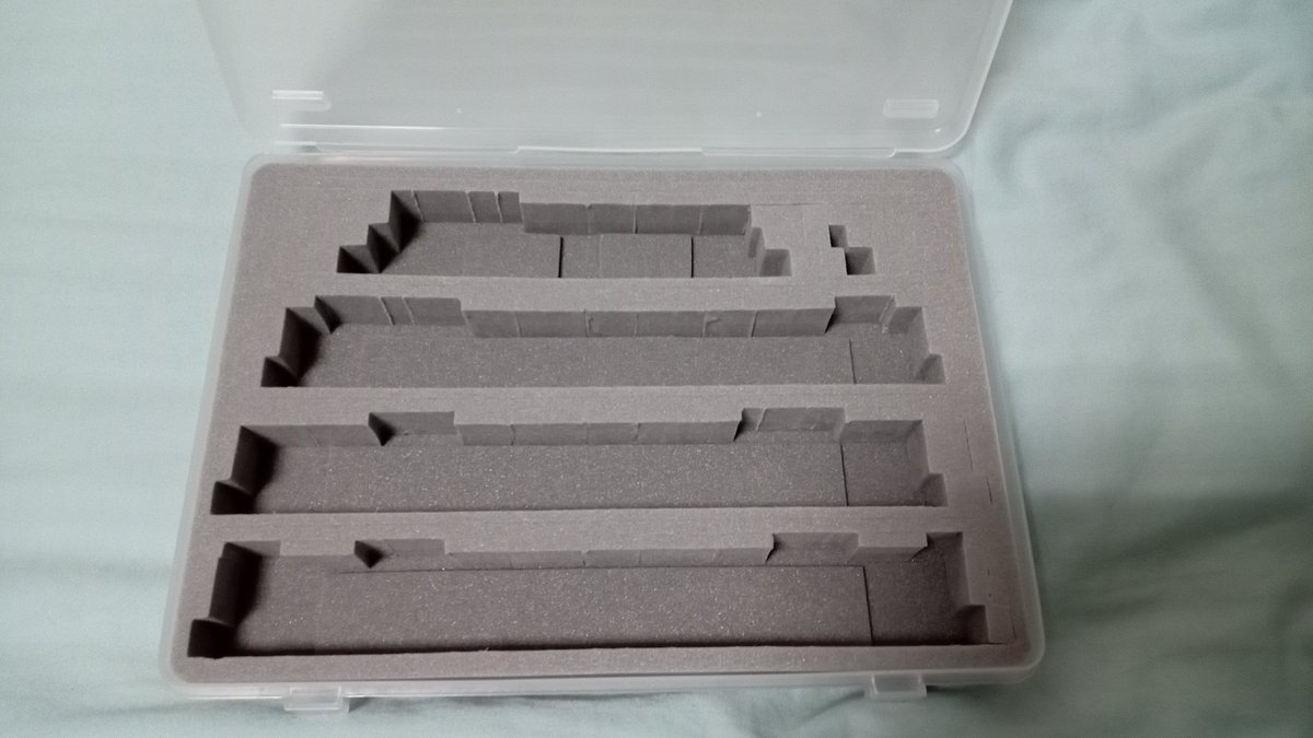 OtWYOFKkjqEl0O6's tweet image. #宇都宮LRT を動力化しまして、連接形路面電車を #Nshell さんの車両ケースに収納しました。

今まで鉄コレケースのまま保管していましたが、収納がスッキリし、中敷き追加で車体をケースのツライチに上げ、カタカタすることなく持ち運びも楽になります。
購入して本当に良かったです！！