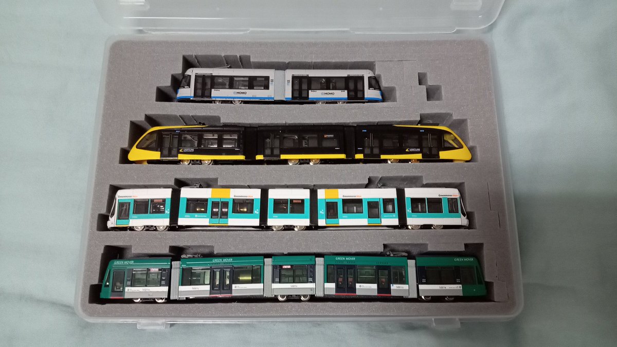 OtWYOFKkjqEl0O6's tweet image. #宇都宮LRT を動力化しまして、連接形路面電車を #Nshell さんの車両ケースに収納しました。

今まで鉄コレケースのまま保管していましたが、収納がスッキリし、中敷き追加で車体をケースのツライチに上げ、カタカタすることなく持ち運びも楽になります。
購入して本当に良かったです！！