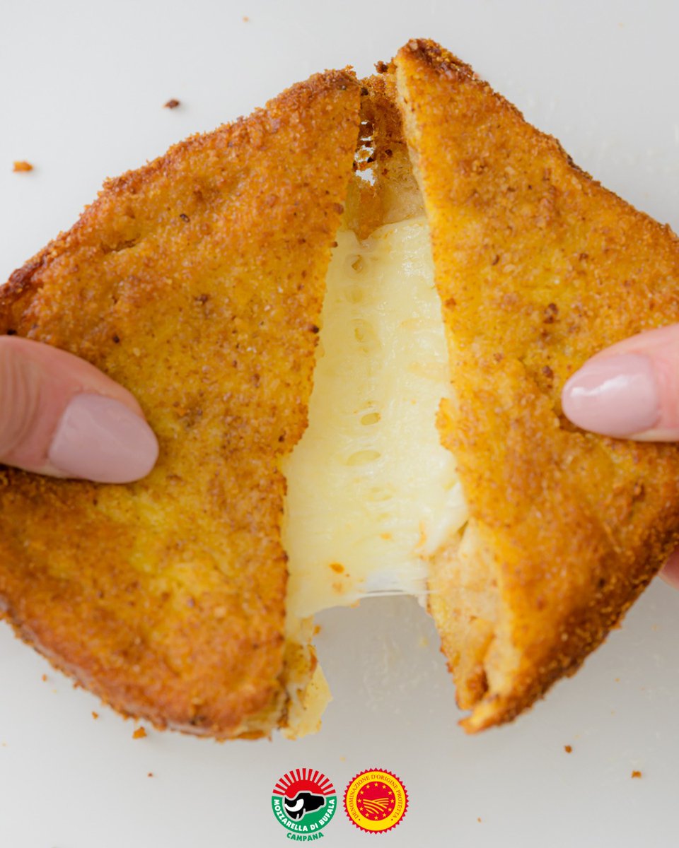 mozzarella_dop's tweet photo. La mozzarella di bufala campana Dop in carrozza è uno di quei comfort food irresistibili.
Se la dividi con chi ami è ancora più buona e non si paga nessun sovrapprezzo... 😉

#MozzarellaDOP #mozzarellaincarrozza https://t.co/5F2qLEyPDx