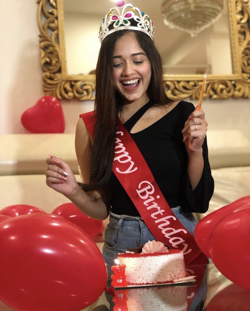 only_jannat's tweet photo. From 18 bday celebration and now our queen is 22.. stop growing so fast Jannaa!

CHEERS TO 22 YEARS JANNAT
 #JannatZubair https://t.co/NhdsAdZquV