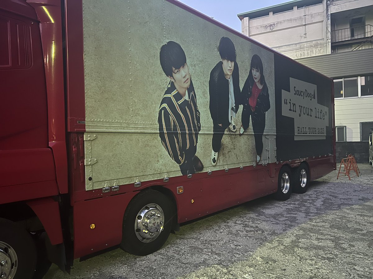 kossy15877's tweet image. 久しぶりのサウシーさん🐕
声出せるってこんなにも楽しかったっけって
改めて思えたライブだったな😉🫶🏼💘
腕いっぱい上げて、歌って、笑って、ウルッとして
心があったかくなる慎ちゃんの言葉聞いて
“もっと優しさに溢れる世界で笑ってたい”って
たくさん元気貰いました🥹🫰🏼！
#SaucyDog
#inyourlife