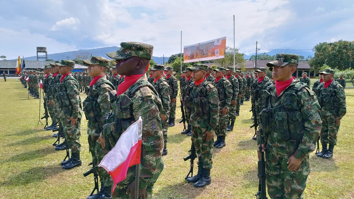 Ejercito_Div6's tweet photo. #EnImágenes | Así se vivió el juramento de bandera del segundo contingente del 2023 en el Batallón de Infantería N°25,  donde nuestros soldados estuvieron acompañados de sus familiares y amigos.
#FeEnLaCausa https://t.co/ksw6BH5Tza