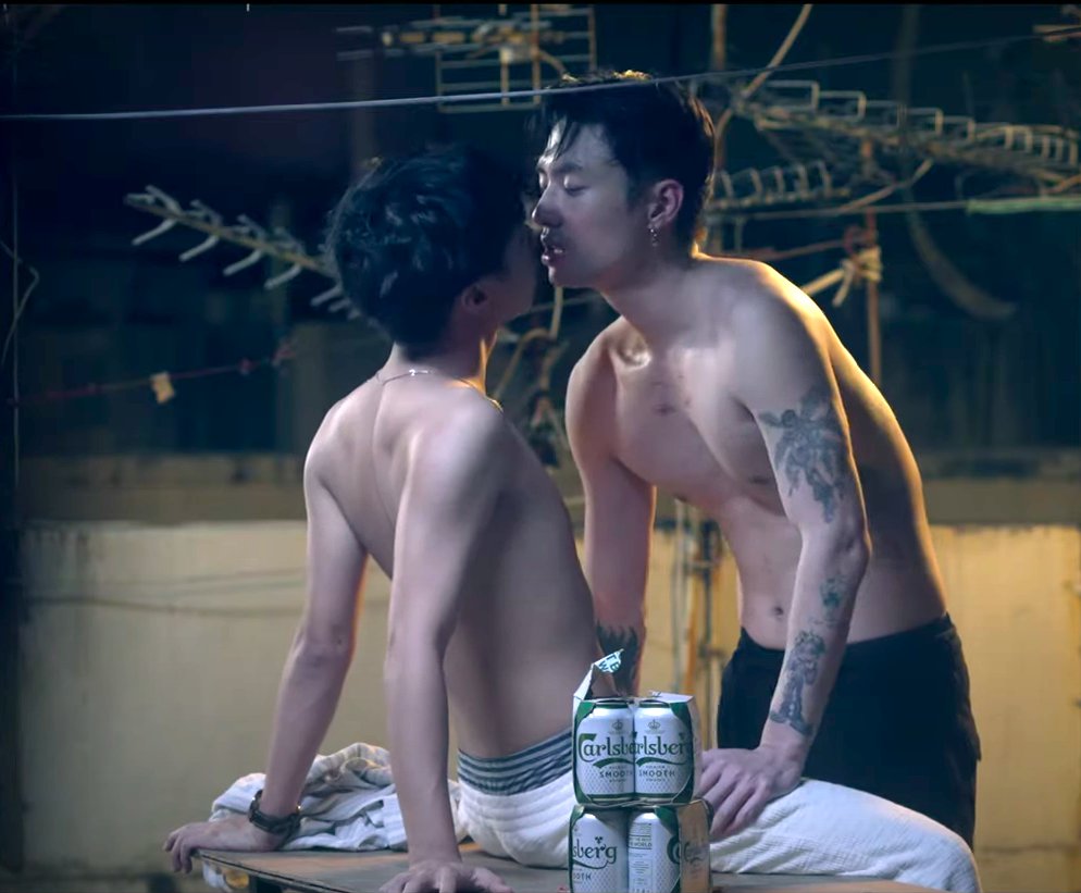 boyready21's tweet photo. La mejor publicidad de cerveza que he visto en mucho tiempo 🤣
Una serie bonita, romántica y con algunas escenas muy sugerentes... ¡Muy recomendable! ❤️
#StayStill #staystilltheseries #BL #BoysLove #樓下來的人 #JerLou #JupiterEntertainment #BLhongkones #DamienHayden #StayStillEP5 https://t.co/w4AhyRb4v3