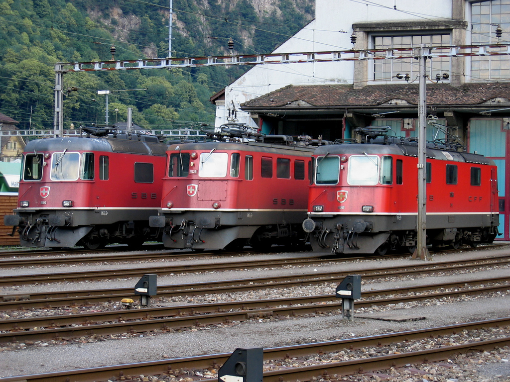 CheminsdeFerTC's tweet photo. Au pied du #SaintGothard en #Suisse, la gare d'#Erstfeld (Uri) abrite un petit dépôt où stationnent ici une #Re66 (Re6/6), une #Ae66 (Ae6/6) et une #Re44 (Re4/4). Un design associé à la Suisse et inusable .... La photo date de 2004.
Oeuvre de Christophe Hurni par Flickf. https://t.co/1FQPYeYXSP