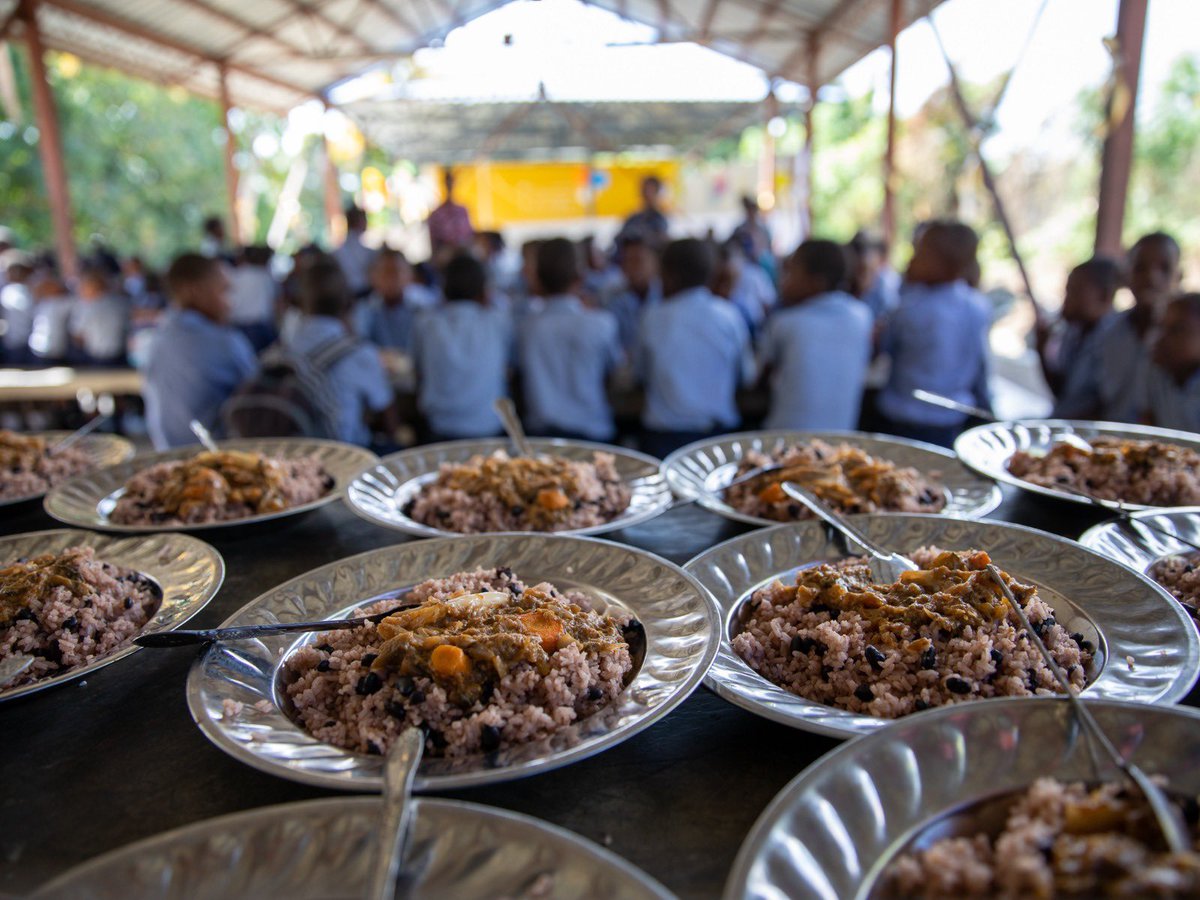 Worldwide, school feeding programmes deliver US$9 in returns for every US$1 invested. In Haiti 🇭🇹 school meals are one of the largest safety nets in the country.