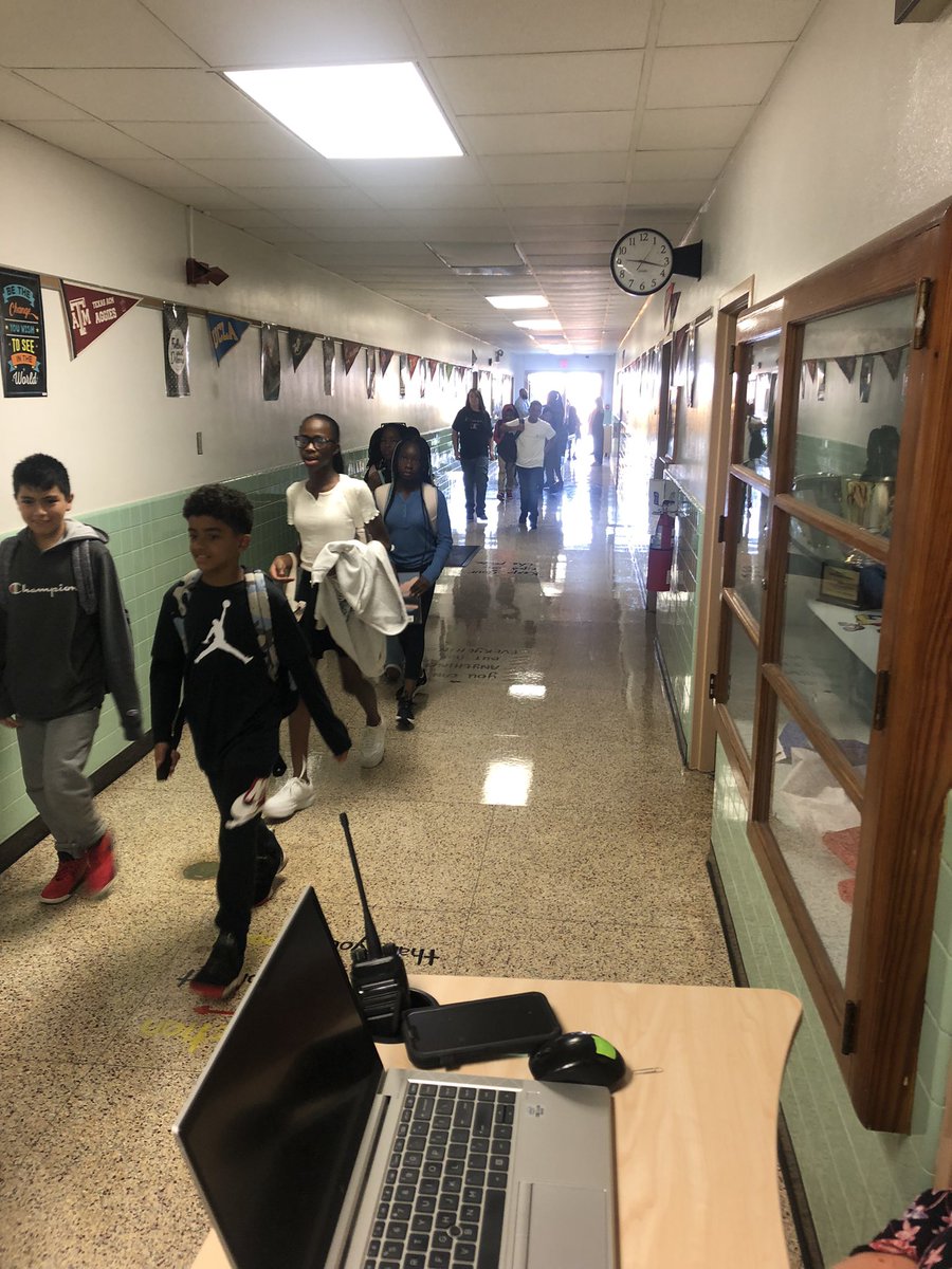 lasilvervb's tweet photo. Day 2 and @bayside6campus is running like a well-oiled machine! 6th graders are ready to learn this morning. ❤️#VBRippleEffect @VBTitleI @S_Bevel @jlburns1311 @vbschools https://t.co/hmDpG7bU7b
