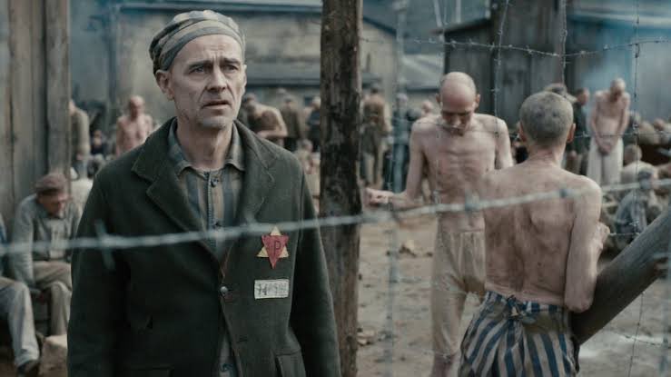 🎬Naked Among Wolves/ Kurtlar Arasında

Philipp Kadelbach imzalı film, 1945 yılı’nda Buchenwald Toplama Kampı’nda geçer. Kampa gelen esirlerden birinin valizinde üç yaşında yahudi bir çocuğun saklı olmasıyla gelişen olayların örüldüğü ikinci dünya savaşı dönemi filmidir.