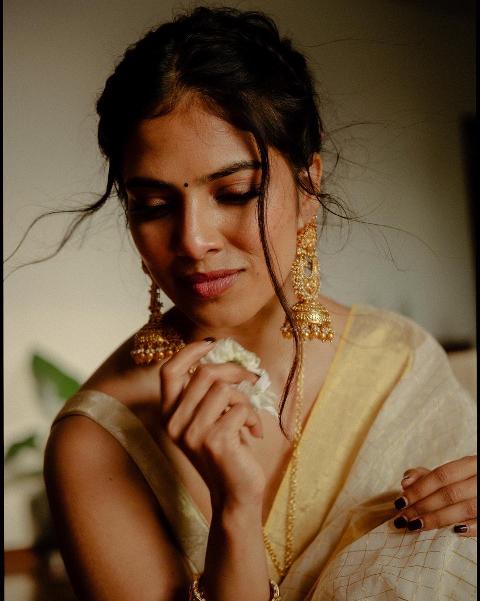 MalavikaM_'s tweet photo. Wishing everyone a Happy &amp; love filled Onam! 🌼✨💕 https://t.co/obPeGtof71