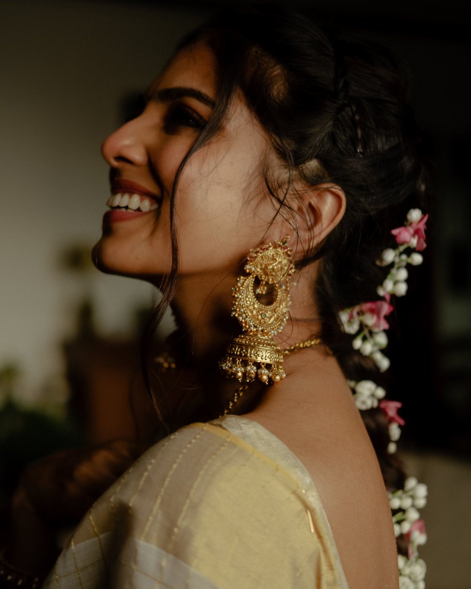MalavikaM_'s tweet photo. Wishing everyone a Happy &amp; love filled Onam! 🌼✨💕 https://t.co/obPeGtof71