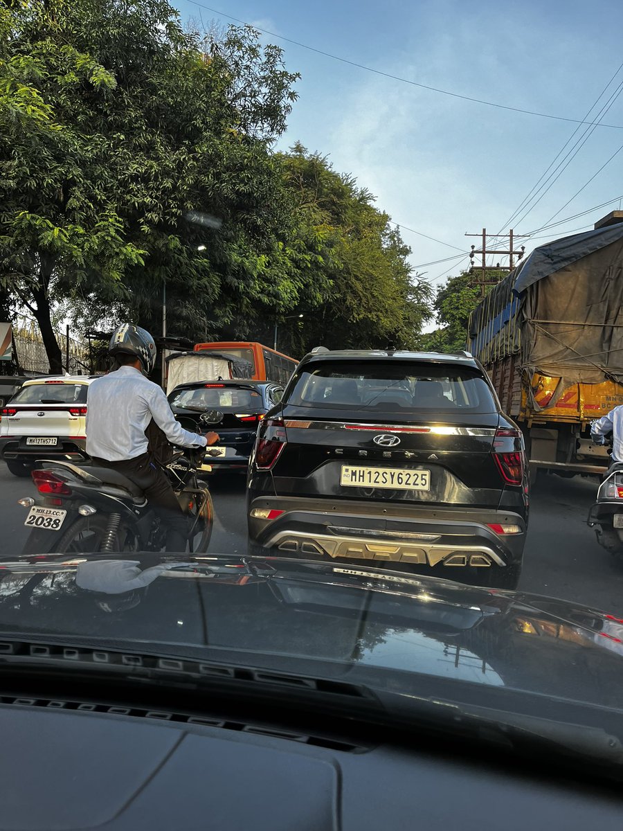 vvikram's tweet photo. @PuneCityTraffic I have been taking the Khadki diversion for quite sometime but now I am out of patience. You really need to sort this congestion. It’s an everyday thing and oncoming traffic from wrong side on one way in presence of traffic cops is a constant threat to safety! https://t.co/i0VxlfEJLW