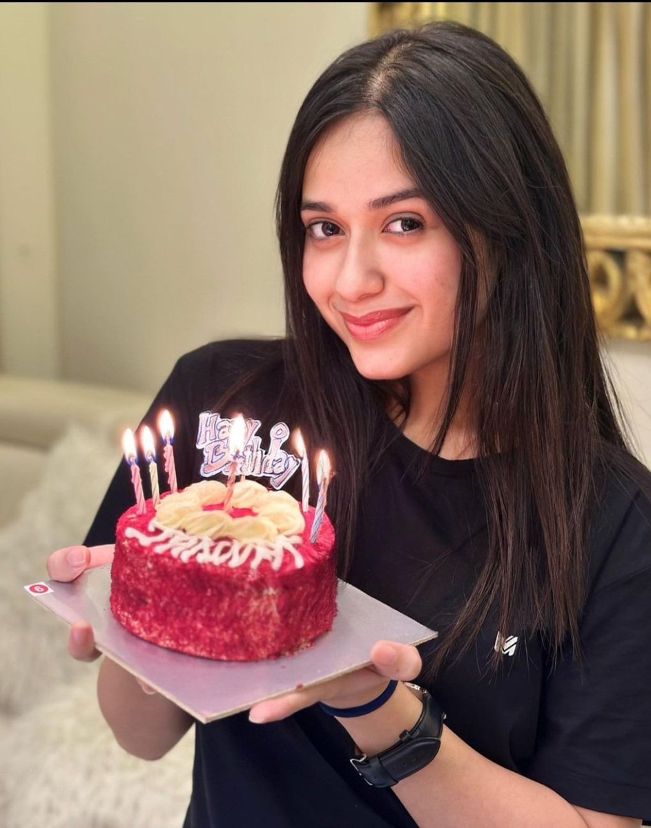 samia_07_'s tweet photo. Birthday Girl 

#JannatZubair  
CHEERS TO 22 YEARS JANNAT https://t.co/gMduE4hTBD