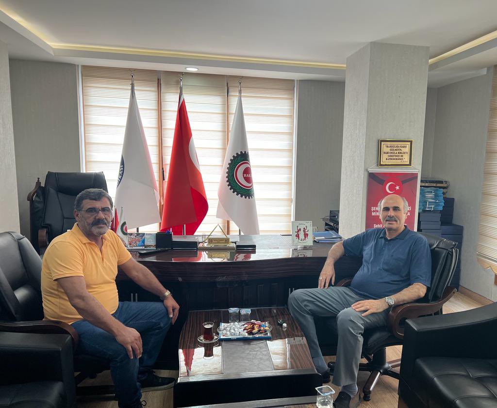 hizmetiselazig's tweet photo. Çalışma ve Sos. Güv. Bakanlığı Müşavirlerinden Sn. Yakup BALIK, Şubemizi ziyaret ettiler. 
Başkanımız @Mustafa70960372 , Yönetim Kurulu Üyelerimizden Serkan ÇETİNTAŞ ve Şube Uzmanımız Öner ÖZTÜRK’ün şubemizde ağırladığı Sayın BALIK’a nazik ziyaretleri dolayısıyla teşekkür ederiz. https://t.co/Vibw7rLW8g