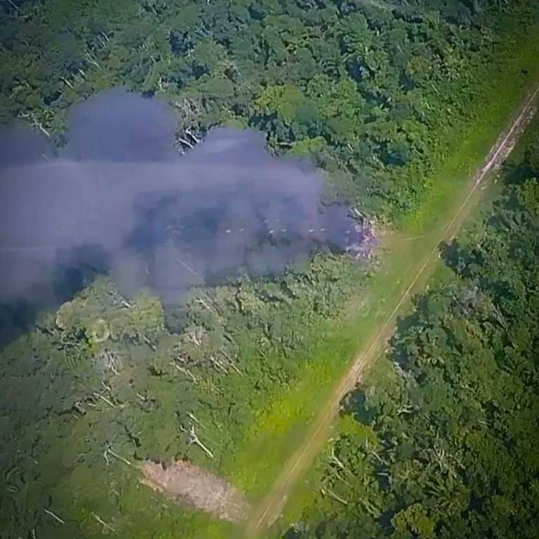 Redi_andes's tweet photo. #FANB y Organismos de Inteligencia inmovilizan dos aeronaves ilegales  en el estado Bolívar, sin sistemas de comunicación ni identificación, las cuales aterrizaron y se ocultaron en la maleza en las inmediaciones de pista clandestina improvisada no autorizada.
#IntegrarEsVencer https://t.co/BWpfQshh5C