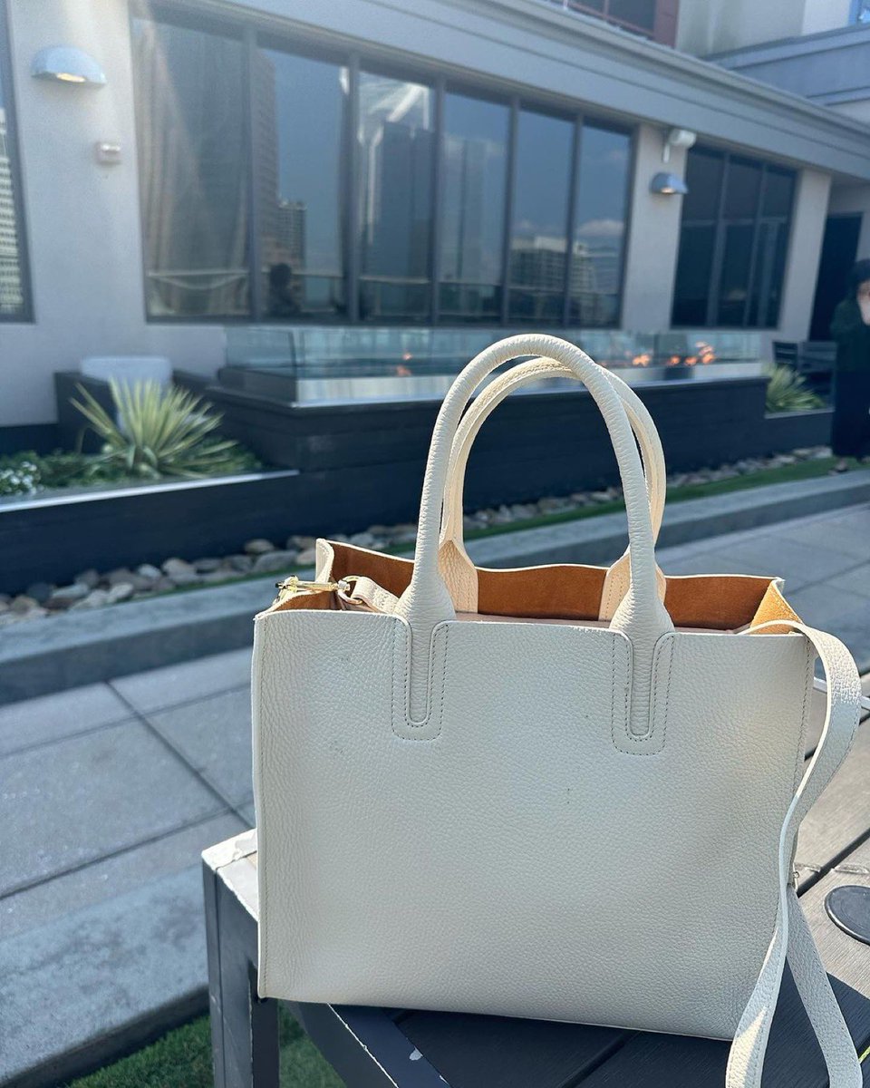Elevate your fashion with the timeless beauty and sophistication of the Bianca Tote bag – a luxurious accessory that perfectly combines style and functionality.⁣ 👜👜 modaendrizzi.com/products/bianc… ⁣ #elegancedefined #luxuriousfashion #endrizzi