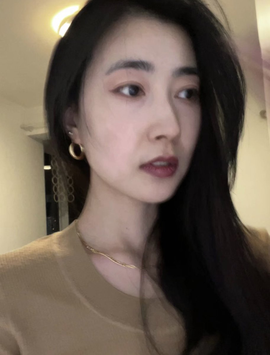 云想衣裳花想容，春风拂槛露华浓。