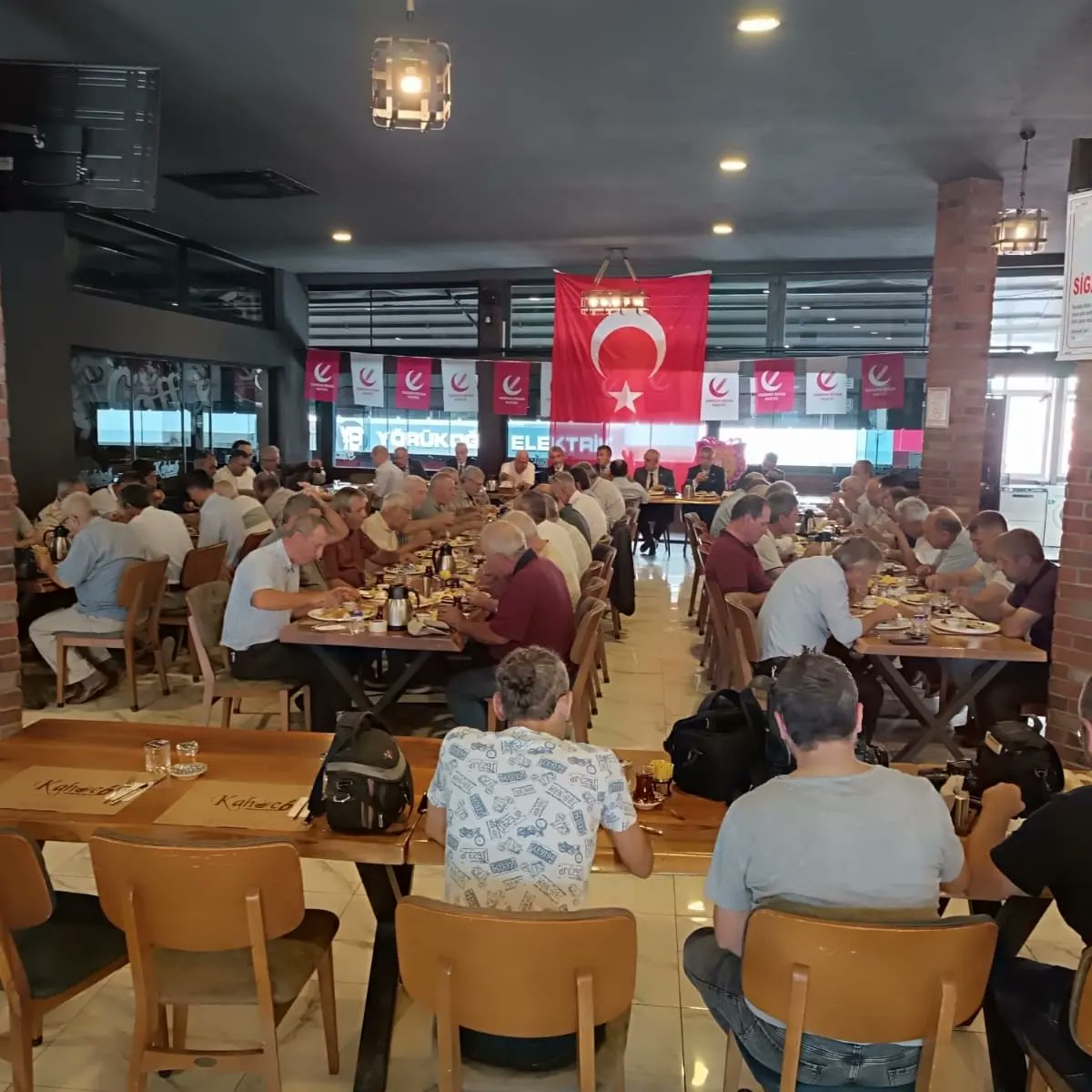 KolancMurat's tweet photo. Karacabey ilçe Teşk. düzenlediği Karacabey mah. muhtarları ve Muhtarlar Derneği başk. geniş katılımı ile icra edilen programa İl Başkan yardımcılarımız ile iştirak edip sorunları  ilk ağızdan dinleyerek yol haritamızı belirlemek üzere notlarımızı aldık.  @ErbakanFatih https://t.co/DDH0AvpYUx