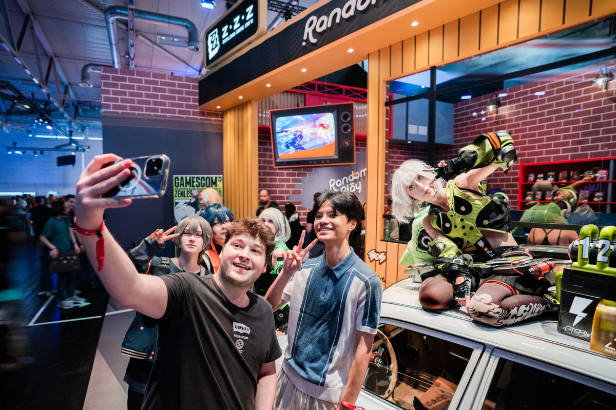 ZZZ_EN's tweet photo. [gamescom 2023] Highlights

Thank you for accepting our invitation, gathering here from all across the world!

New Eridu is brighter and more colorful with all of you here!

#zzzero #NewEriduInvitesU #gamescom2023 https://t.co/0TiKHO2Rq2