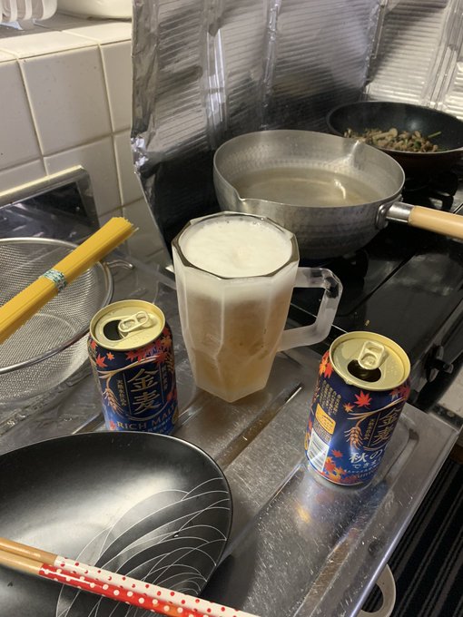 俺はこの家で一番偉いので、スパゲッティを茹でながら金麦メガジョッキを飲んでも許されるのだ